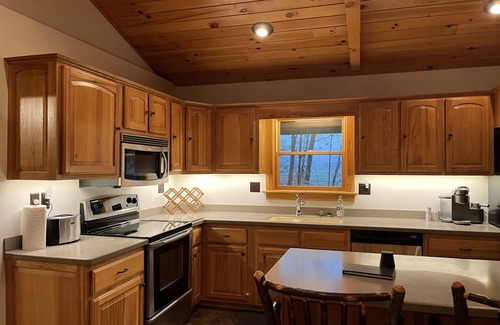 Blissfield Cabina | Cheerful cabin with cozy indoor fireplace