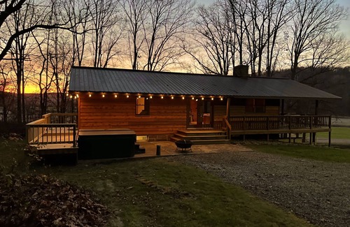 Blissfield Cabina | Cheerful cabin with cozy indoor fireplace