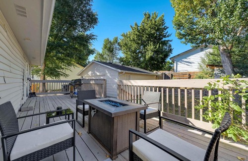 Village Seven Apartamento | Cheerful Chalet Centrally Located w BBQ Pit