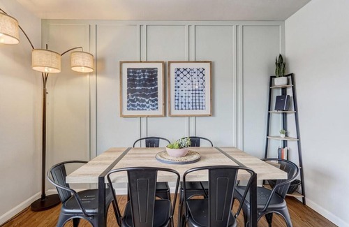 Village Seven Apartamento | Cheerful Chalet Centrally Located w BBQ Pit