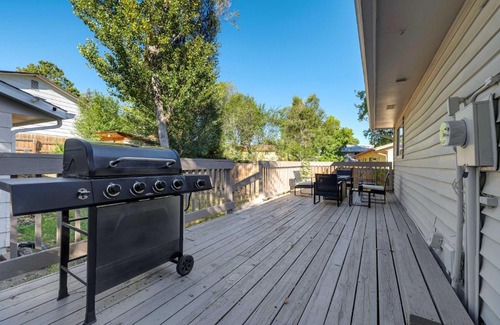 Village Seven Apartamento | Cheerful Chalet Centrally Located w BBQ Pit