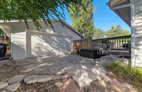 Village Seven Apartamento | Cheerful Chalet Centrally Located w BBQ Pit
