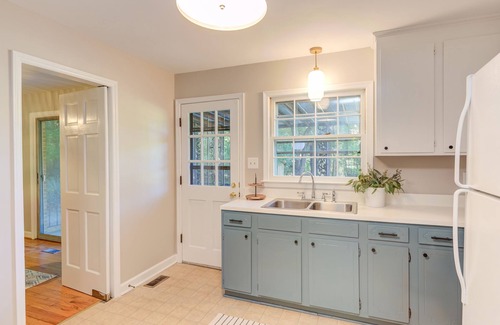 Chapel Hill Casa | Cheerful Chapel Hill 4 BR HOUSE Close to UNC/Carrboro on Private 7 Acre Flat Lot