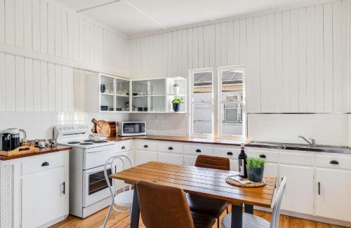 Newtown Casa | Cheerful, Cosy Cottage - Near Rose Garden!
