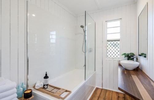 Newtown Casa | Cheerful, Cosy Cottage - Near Rose Garden!