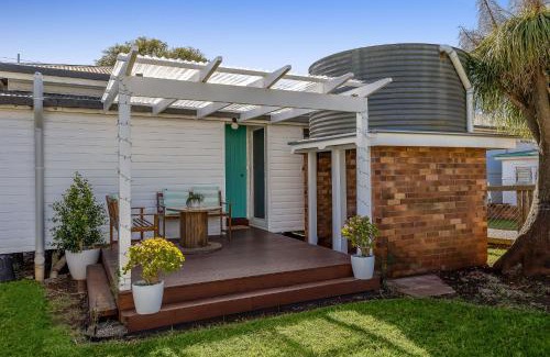 Newtown Casa | Cheerful, Cosy Cottage - Near Rose Garden!