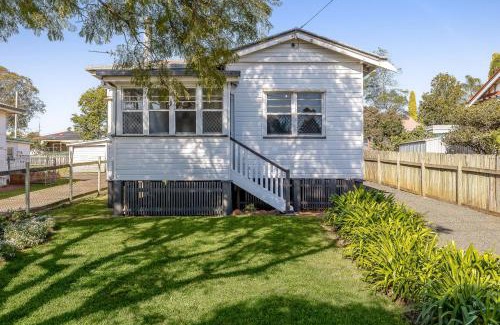 Newtown Casa | Cheerful, Cosy Cottage - Near Rose Garden!