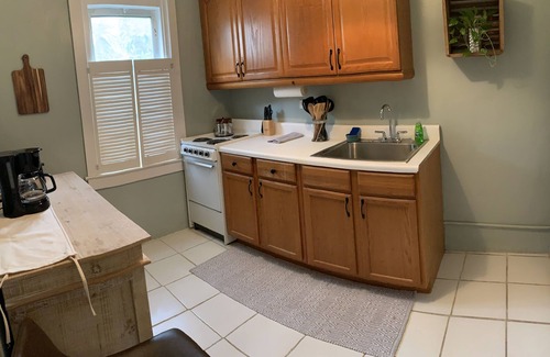 Parrot Cove Cabaña | Cheerful Cottage Close to the Beach!