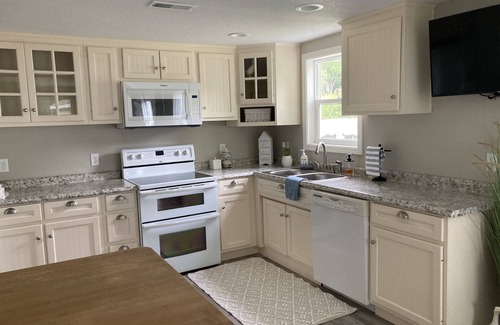 Wolcottville Cabaña | Cheerful Cottage Nestled on Beautiful Witmer Lake