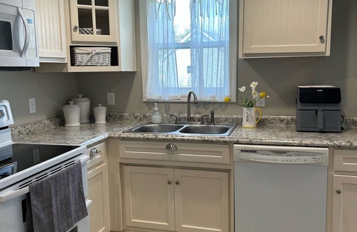Wolcottville Cabaña | Cheerful Cottage Nestled on Beautiful Witmer Lake