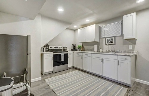 Village Seven Apartamento | Cheerful Cove - Cozy Basement Centrally Located