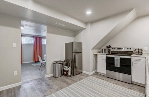 Village Seven Apartamento | Cheerful Cove - Cozy Basement Centrally Located