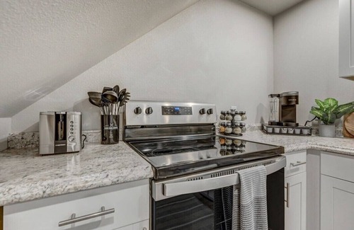 Village Seven Apartamento | Cheerful Cove - Cozy Basement Centrally Located