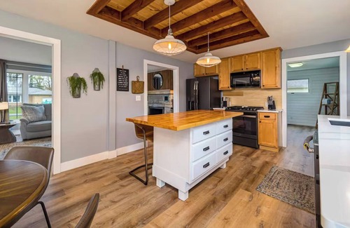 Greenwood Casa | Cheerful & cozy farmhouse 2 bedroom home