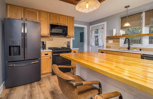 Greenwood Casa | Cheerful & cozy farmhouse 2 bedroom home