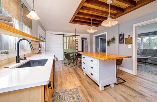 Greenwood Casa | Cheerful & cozy farmhouse 2 bedroom home