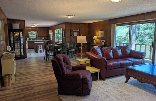 Georgia Coast Casa | Cheerful cozy lake retreat - Newly Renovated in 2025 - New Floors and New HVAC