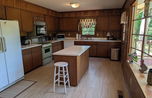 Georgia Coast Casa | Cheerful cozy lake retreat - Newly Renovated in 2025 - New Floors and New HVAC