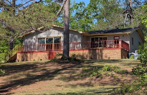 Georgia Coast Casa | Cheerful cozy lake retreat - Newly Renovated in 2025 - New Floors and New HVAC