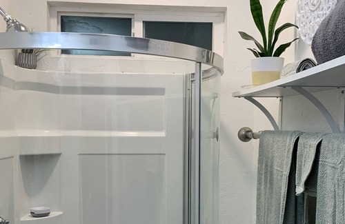 Lowell Apartamento | Cheerful, cozy TINY HOUSE, loft bedroom, walking distance to lake!