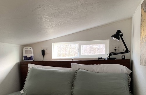 Lowell Apartamento | Cheerful, cozy TINY HOUSE, loft bedroom, walking distance to lake!