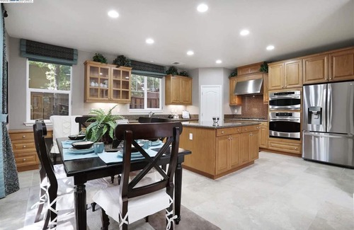 Tracy Casa | Cheerful Executive 4-bedroom residential home