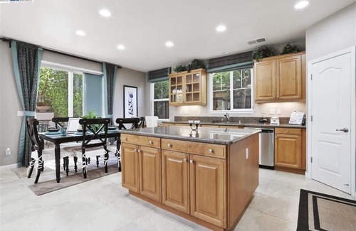 Tracy Casa | Cheerful Executive 4-bedroom residential home