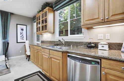 Tracy Casa | Cheerful Executive 4-bedroom residential home