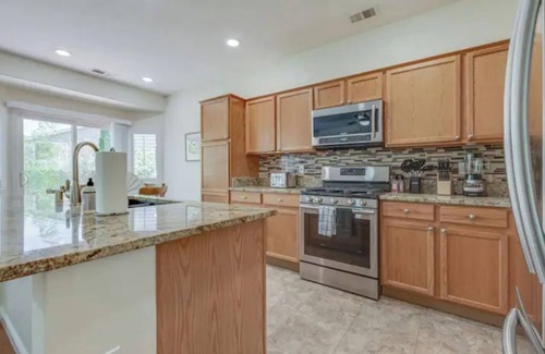 Sparks Casa | ☀Cheerful Family Getaway ~ Large & Sunny Backyard☀