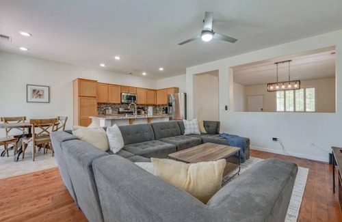 Sparks Casa | ☀Cheerful Family Getaway ~ Large & Sunny Backyard☀