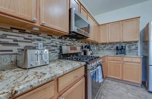 Sparks Casa | ☀Cheerful Family Getaway ~ Large & Sunny Backyard☀