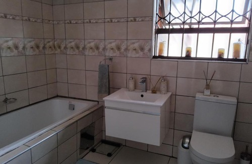 Brakpan Casa | Cheerful Family Holiday Home