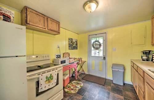 Grand Rivers Cabaña | Cheerful Grand Rivers Cottage, 1/2 Mi to Lake