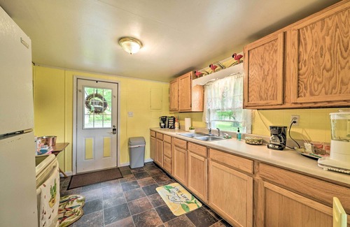 Grand Rivers Cabaña | Cheerful Grand Rivers Cottage, 1/2 Mi to Lake