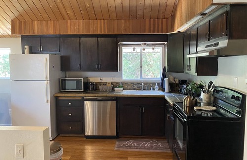 Crestline Cabina | Cheerful Hillside cabin