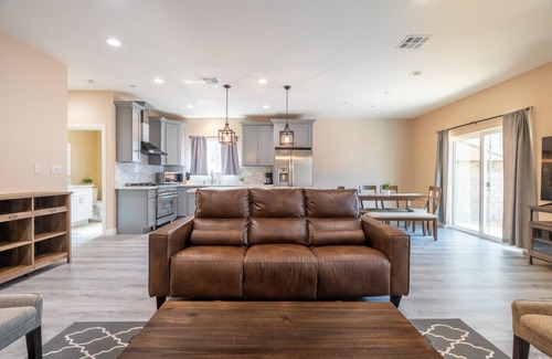 Bonita Casa | Cheerful Home - 3bdrm 2.5 bath. 2 King Beds!