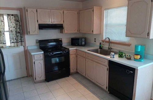 El Paso Casa | Cheerful Home, Comfy Entertainment Spaces; Family-Pet friendly & Great Location!