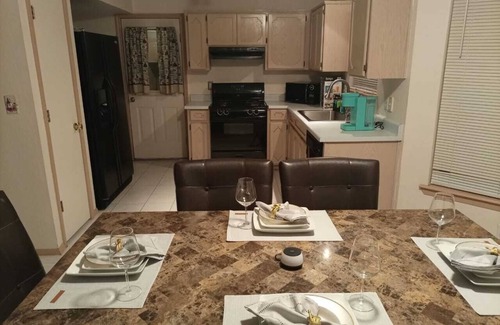 El Paso Casa | Cheerful Home, Comfy Entertainment Spaces; Family-Pet friendly & Great Location!