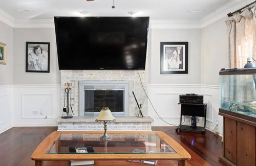 New Lenox Casa | Cheerful home. Heated pool, Hot tub.