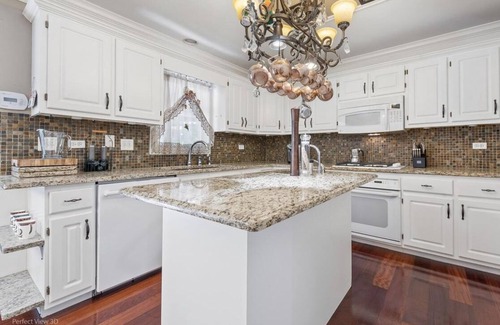 New Lenox Casa | Cheerful home. Heated pool, Hot tub.