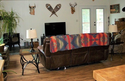 Colville Casa | Cheerful home in a beautiful, tranquil forest.