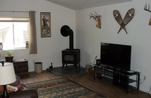Colville Casa | Cheerful home in a beautiful, tranquil forest.