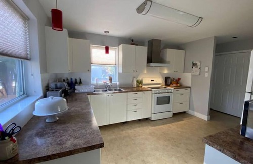 Deux-Montagnes Casa | Cheerful home on large lot near lake and Montreal