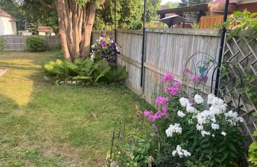 Deux-Montagnes Casa | Cheerful home on large lot near lake and Montreal