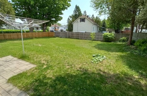 Deux-Montagnes Casa | Cheerful home on large lot near lake and Montreal