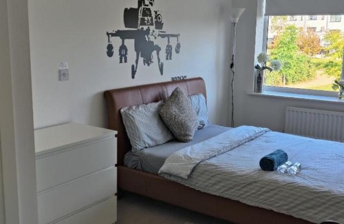 Colchester Casa | Cheerful house, private room and private shower/toilet. comfortable king size mattress