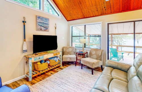 Chipley Casa | Cheerful lake house with a large deck, kayaks, washer/dryer, and central AC