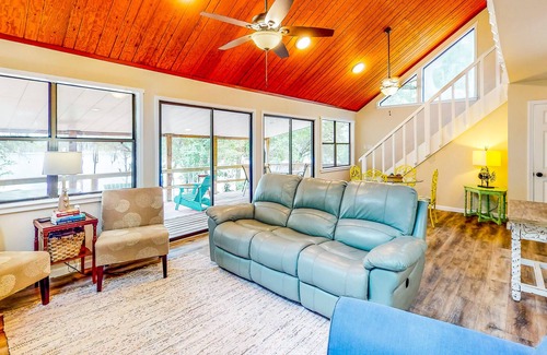 Chipley Casa | Cheerful lake house with a large deck, kayaks, washer/dryer, and central AC