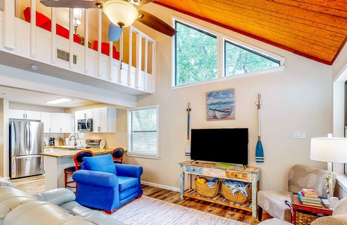 Chipley Casa | Cheerful lake house with a large deck, kayaks, washer/dryer, and central AC