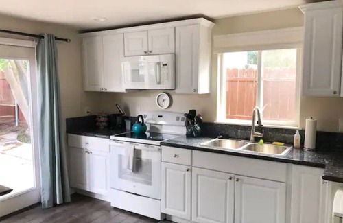 Southwestern Sacramento Casa | Cheerful & Modern Garden Studio with King Bed!